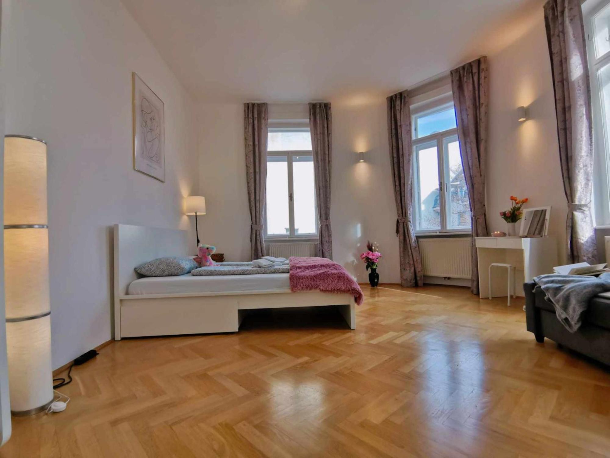 Appartement And Round 3 Minutes To Shopping Center And Schoenbrunn Palace Wenen