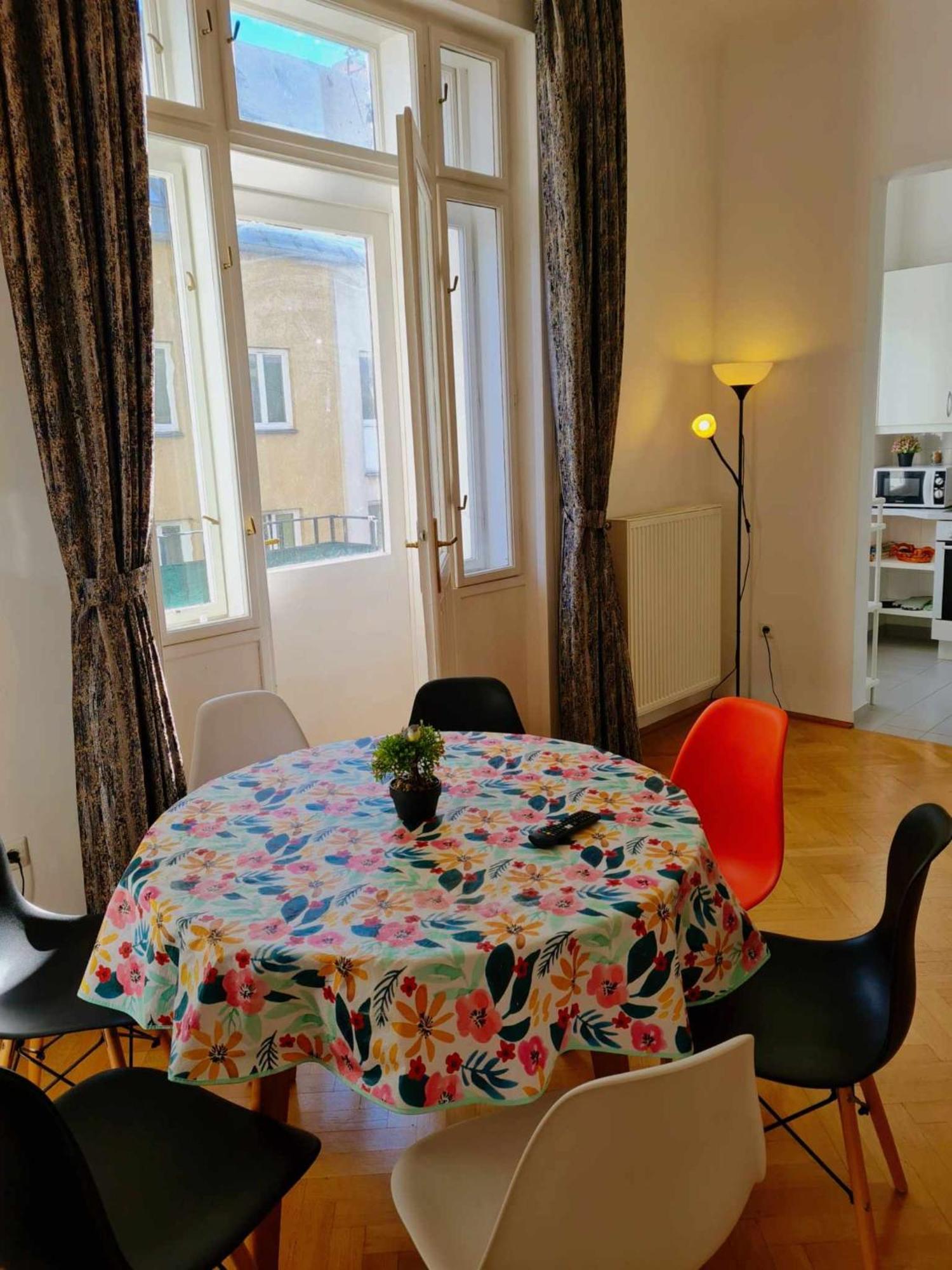 Appartement And Round 3 Minutes To Shopping Center And Schoenbrunn Palace *