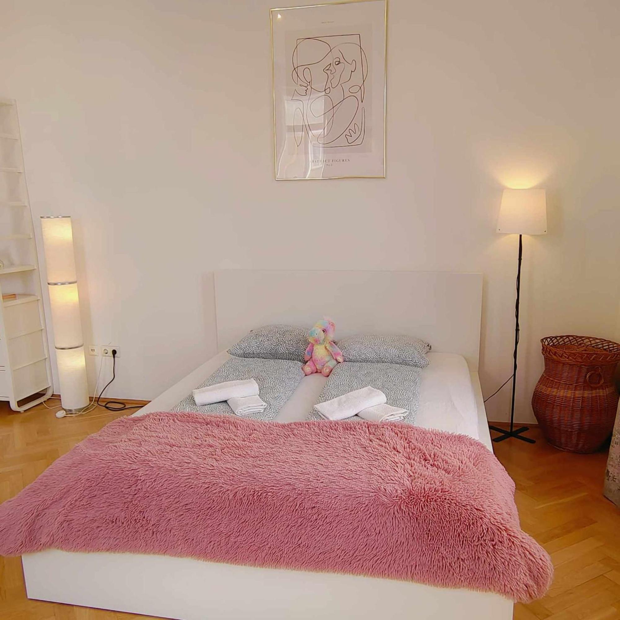 Appartement And Round 3 Minutes To Shopping Center And Schoenbrunn Palace *